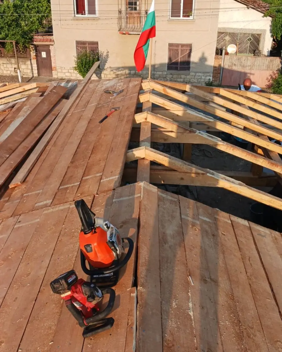 Покривна конструкция в процес на изграждане — ПокривПро