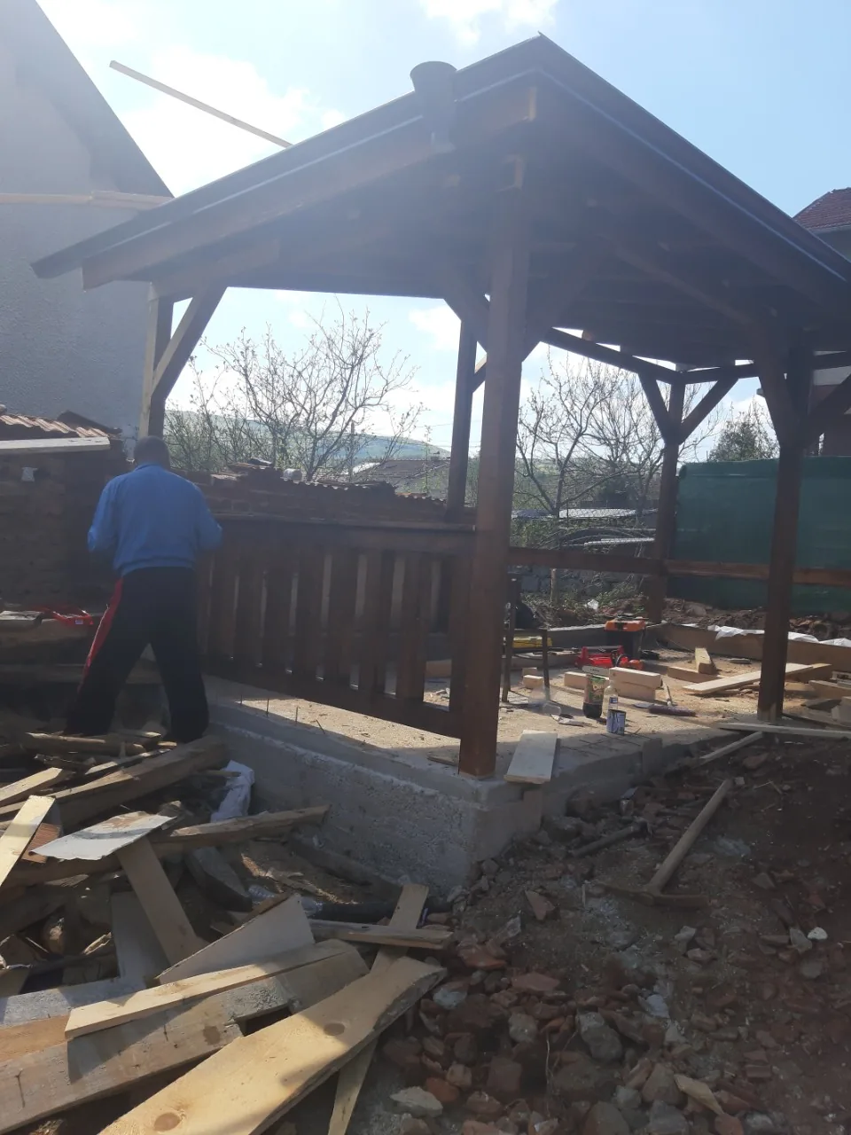 Изграждане на беседка с дървена покривна конструкция — ПокривПро