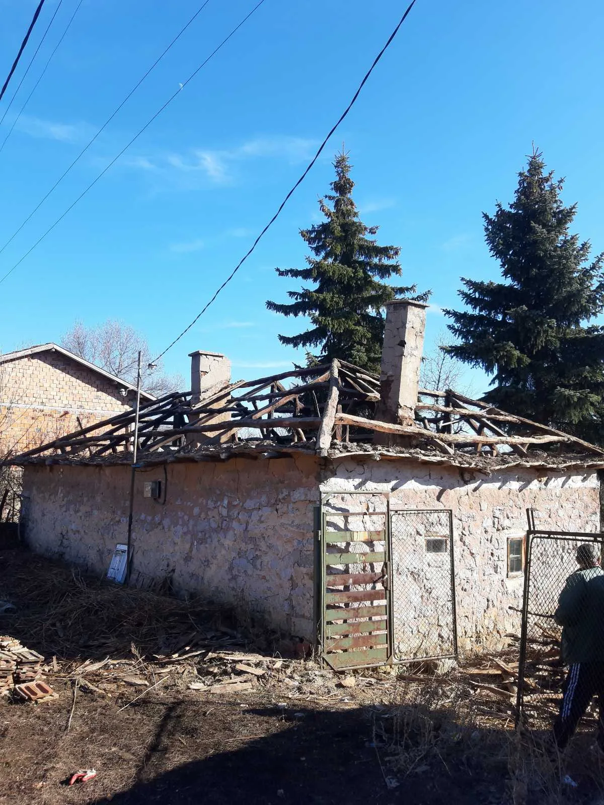 Разрушаване на стара покривна конструкция — ПокривПро