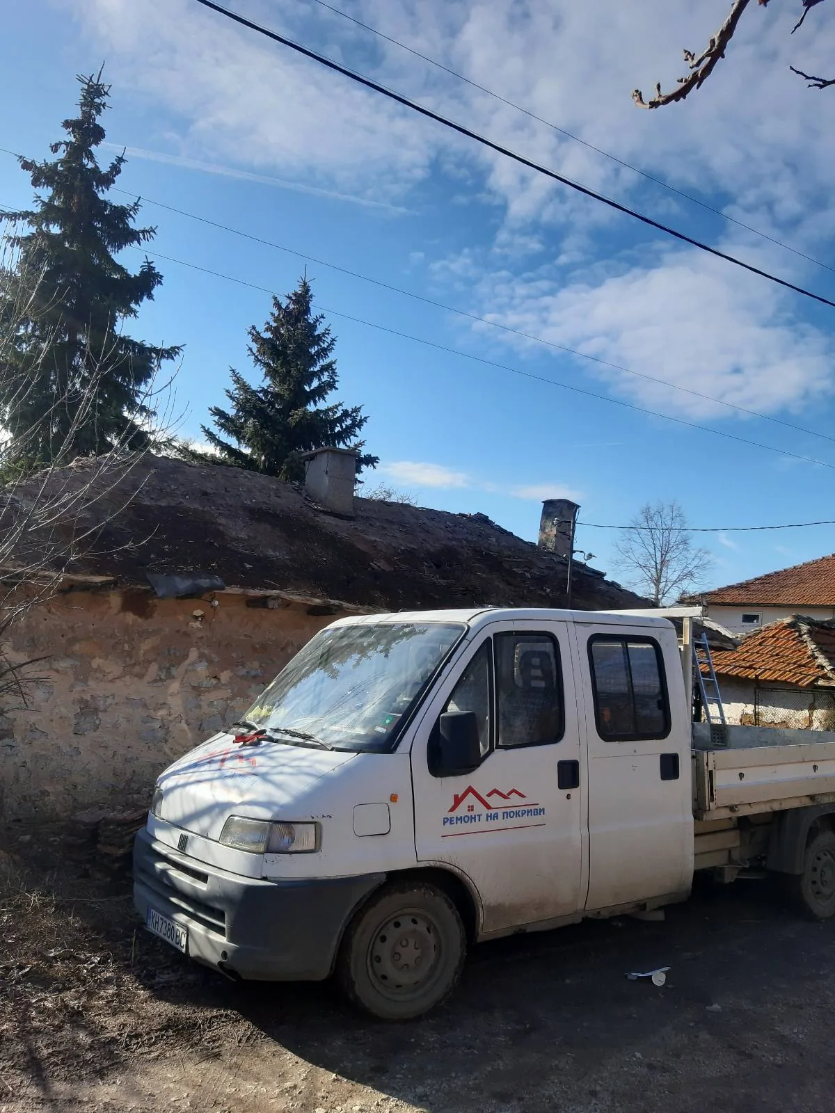 Служебен автомобил на ПокривПро на обект